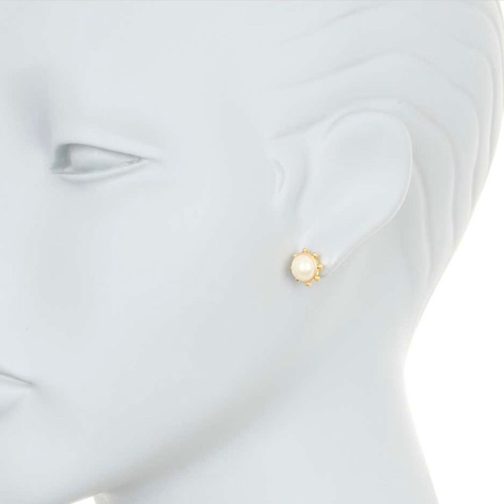 Pearl stud earrings 